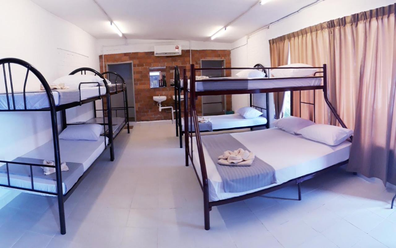 Dorm Master Hostel Padang Mat Sirat Εξωτερικό φωτογραφία